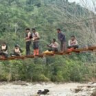 Personel Polres Gayo Lues bersama Polsek Putri Betung dan masyarakat melakukan pengecekan akhir jembatan gantung di Dusun Begade Empat, Desa Ramung Musara, Kecamatan Putri Betung, Sabtu (7/2/2026). Foto: Dok. Istimewa 