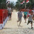 Jembatan Modular bantuan Kementerian Pertahanan RI resmi menghubungkan kembali Desa Tanjung Genteng dan Desa Tanjung Macang pascabanjir bandang di Aceh Tamiang, Kamis (26/02/2026). Foto: Dok. Istimewa