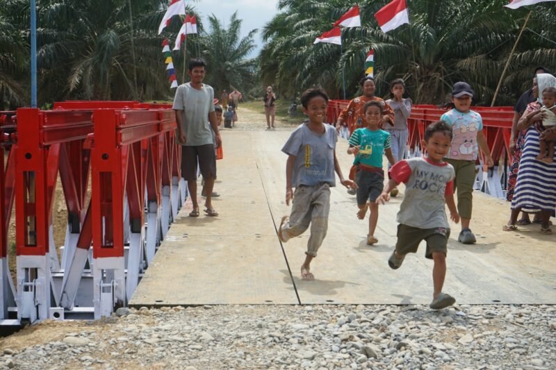 Jembatan Modular bantuan Kementerian Pertahanan RI resmi menghubungkan kembali Desa Tanjung Genteng dan Desa Tanjung Macang pascabanjir bandang di Aceh Tamiang, Kamis (26/02/2026). Foto: Dok. Istimewa 
