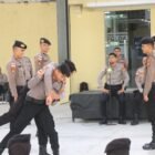 Kapolda Aceh Marzuki Ali Basyah mengajarkan teknik bela diri kepada personel Ditsamapta saat memberikan arahan di Meuligoe Polda Aceh, Banda Aceh, Kamis (26/2/2026). Foto: Dok. Istimewa