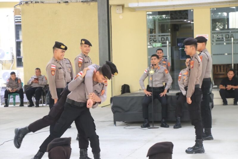 Kapolda Aceh Marzuki Ali Basyah mengajarkan teknik bela diri kepada personel Ditsamapta saat memberikan arahan di Meuligoe Polda Aceh, Banda Aceh, Kamis (26/2/2026). Foto: Dok. Istimewa