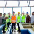 Bupati Aceh Barat, Tarmizi SP, meresmikan operasional WTP Beureugang Perumdam Tirta Meulaboh di Kecamatan Kaway XVI, Sabtu (14/2/2026). Foto: Dok. Istimewa 