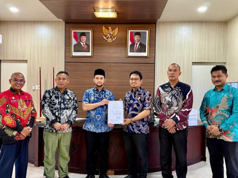 Wakil Bupati Aceh Barat Said Fadheil menyerahkan SK Plt Kadis Kominsa kepada Dedi Mulianda di ruang kerja Wakil Bupati, Kamis (5/2/2026). Foto: Dok. Istimewa 