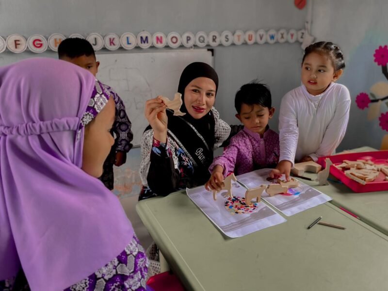 Bunda PAUD Aceh Jaya, Ny. Maulidar Safwandi, mendampingi anak-anak PAUD Dharma Wanita Lhok Kruet, Kecamatan Sampoiniet, Rabu (2/2/2025). Foto: Dok. MC Aceh Jaya
