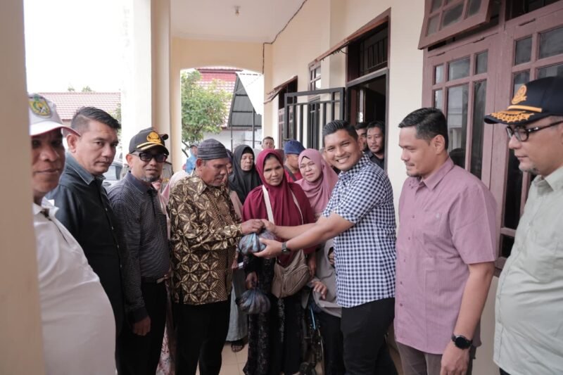 Wakil Wali Kota Banda Aceh Afdhal menyerahkan paket daging meugang kepada penyandang disabilitas di rumah singgah Dinas Sosial Kota Banda Aceh, Lamjabat, Meuraxa, Senin (16/2/2026). Foto: Dok. Istimewa 