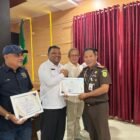 Kepala Kejaksaan Negeri Aceh Besar, Jemmy Novian Tirayudi, menyerahkan piagam penghargaan kepada perwakilan PWI Aceh Besar dalam kegiatan pemberian reward kepada sembilan instansi mitra, di Kota Jantho, Rabu (25/2/2026). Foto: Dok. Istimewa