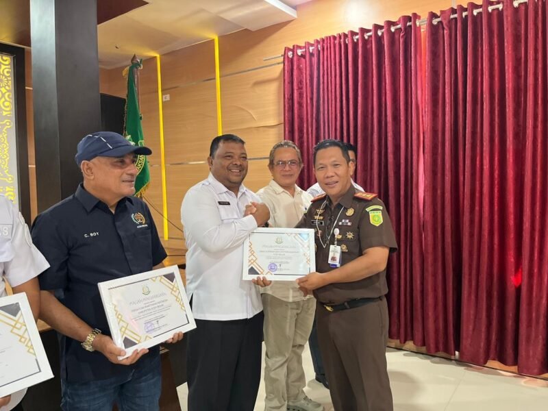 Kepala Kejaksaan Negeri Aceh Besar, Jemmy Novian Tirayudi, menyerahkan piagam penghargaan kepada perwakilan PWI Aceh Besar dalam kegiatan pemberian reward kepada sembilan instansi mitra, di Kota Jantho, Rabu (25/2/2026). Foto: Dok. Istimewa 