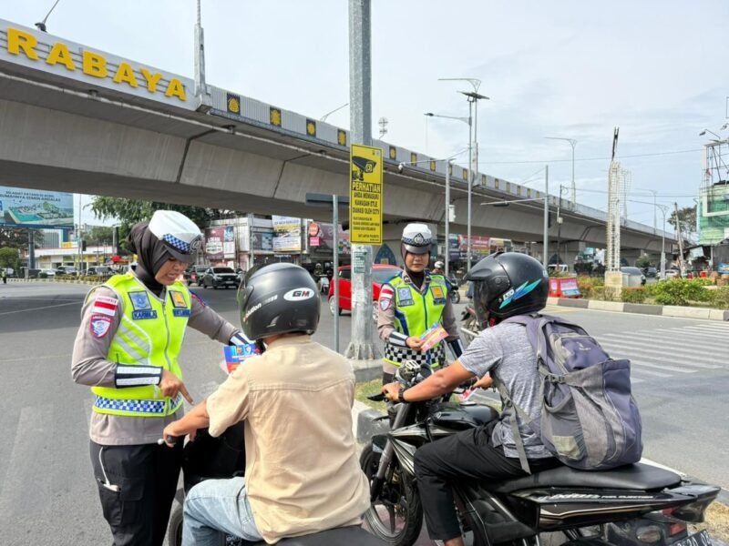 Satgas Preemtif Operasi Keselamatan Seulawah 2026 bersama masyarakat saat kegiatan edukasi tertib berlalu lintas di Simpang Surabaya, Banda Aceh, Rabu (4/2/2026). Foto: Dok. Istimewa