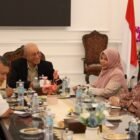 Pertemuan Wali Nanggroe Aceh bersama jajaran BPJS Kesehatan membahas perluasan akses layanan kesehatan bagi masyarakat, khususnya warga terdampak bencana, Selasa (3/2/2026). Foto: Dok. Istimewa