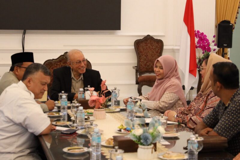 Pertemuan Wali Nanggroe Aceh bersama jajaran BPJS Kesehatan membahas perluasan akses layanan kesehatan bagi masyarakat, khususnya warga terdampak bencana, Selasa (3/2/2026). Foto: Dok. Istimewa