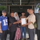Penandatanganan surat pernyataan damai antara keluarga korban dan oknum prajurit TNI di Kabupaten Aceh Barat, sebagai bentuk penyelesaian secara kekeluargaan dengan tetap mengedepankan proses hukum militer, Senin (23/2/2026). Foto: Dok. Istimewa