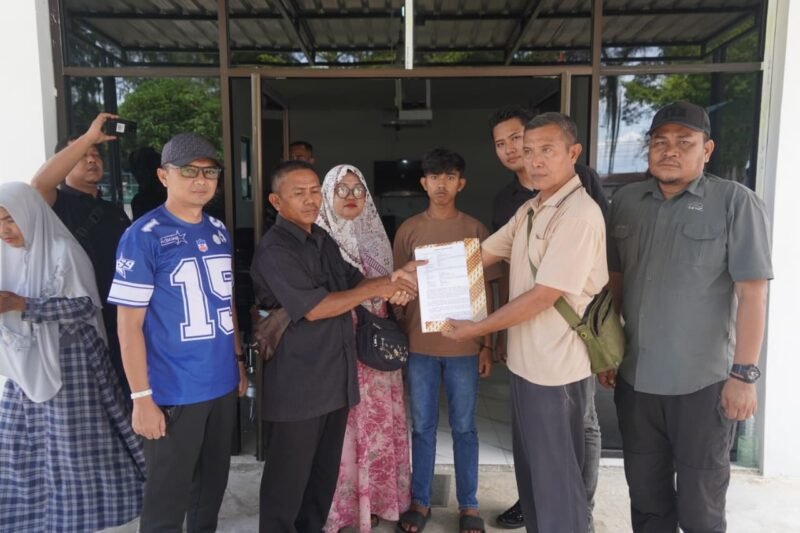 Penandatanganan surat pernyataan damai antara keluarga korban dan oknum prajurit TNI di Kabupaten Aceh Barat, sebagai bentuk penyelesaian secara kekeluargaan dengan tetap mengedepankan proses hukum militer, Senin (23/2/2026). Foto: Dok. Istimewa 