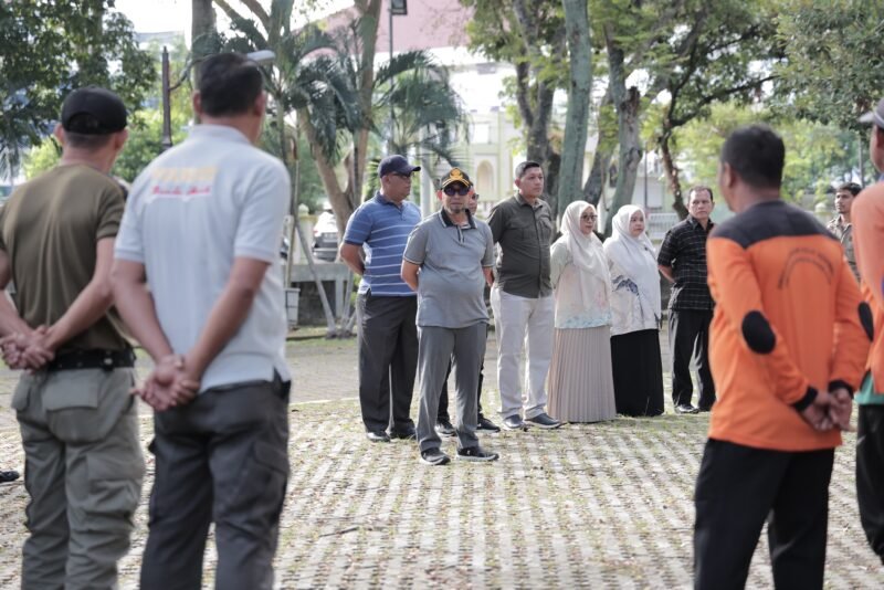 Sekda Pemerintah Kota Banda Aceh, Jalaluddin, memimpin apel gotong royong massal di Taman Bustanussalatin, Jumat (13/2/2026). Foto: Dok. Istimewa 