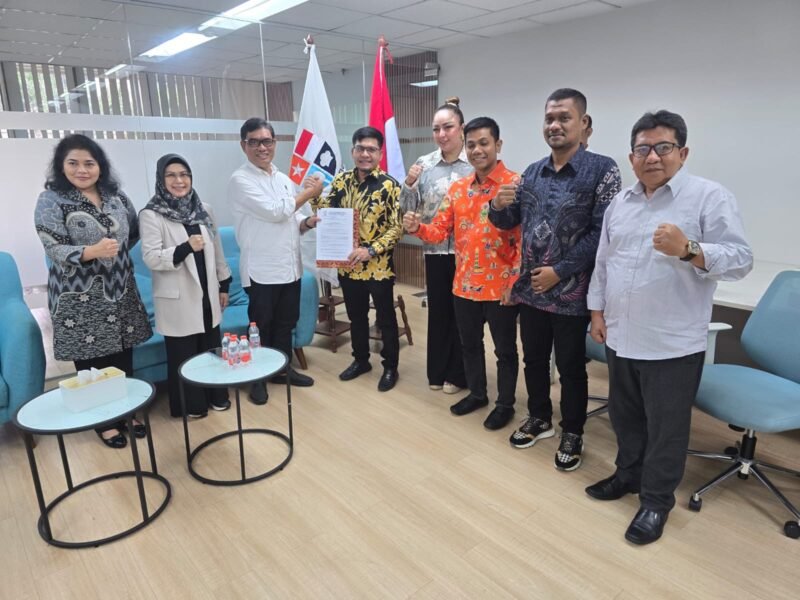 Ketua Umum APPMBGI, Dr. Ir. Abdul Rivai Ras, menyerahkan Surat Keputusan (SK) pengangkatan Pengurus DPD I Aceh kepada Ketua Sulaiman, SE, didampingi Wakil Ketua dr. Purnama Setia Budi, S.PoG, di Kantor DPP APPMBGI, Jakarta Selatan, Rabu (11/2/2026). Foto: Dok. DPD I APPMBGI Aceh