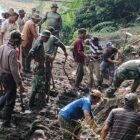 Personel Kodim 0109/Bener Meriah bersama masyarakat melakukan gotong royong normalisasi saluran irigasi yang terdampak longsor di Desa Blang Rongka, Kecamatan Timang Gajah, Kabupaten Bener Meriah, Kamis (12/02/2026). Foto: Dok. Istimewa