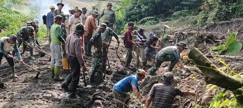 Personel Kodim 0109/Bener Meriah bersama masyarakat melakukan gotong royong normalisasi saluran irigasi yang terdampak longsor di Desa Blang Rongka, Kecamatan Timang Gajah, Kabupaten Bener Meriah, Kamis (12/02/2026). Foto: Dok. Istimewa 
