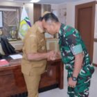 Danyonif 117/KY Letkol Inf Jahrul Fahmi bersilaturahmi dengan Bupati Aceh Besar Muharam Idris (Syeh Muharam) di Kota Jantho, Aceh Besar, Senin (9/2/2026). Foto: Dok. Istimewa