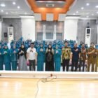 Foto bersama Wali Kota Banda Aceh Illiza Sa’aduddin Djamal, Ketua TP PKK Banda Aceh Dessy Maulidha, Wakil Wali Kota, jajaran Pemko Banda Aceh, serta tujuh Ketua TP PKK kecamatan usai pelantikan di Aula Balai Kota Banda Aceh, Jumat (6/2/2026). Foto: Dok. Istimewa 