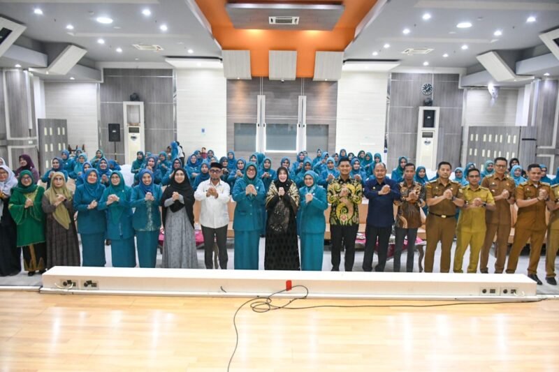 Foto bersama Wali Kota Banda Aceh Illiza Sa’aduddin Djamal, Ketua TP PKK Banda Aceh Dessy Maulidha, Wakil Wali Kota, jajaran Pemko Banda Aceh, serta tujuh Ketua TP PKK kecamatan usai pelantikan di Aula Balai Kota Banda Aceh, Jumat (6/2/2026). Foto: Dok. Istimewa 