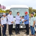 Wakil Bupati Aceh Jaya, Muslem D, SE, menerima secara simbolis bantuan satu unit bus sekolah dari Kementerian Perhubungan RI yang diserahkan melalui Anggota Komisi V DPR RI, H. Irmawan, S.Sos., M.M., di halaman Kantor Bupati Aceh Jaya, Calang, Selasa (4/2/2026). Foto: Dok. Mc Aceh Jaya