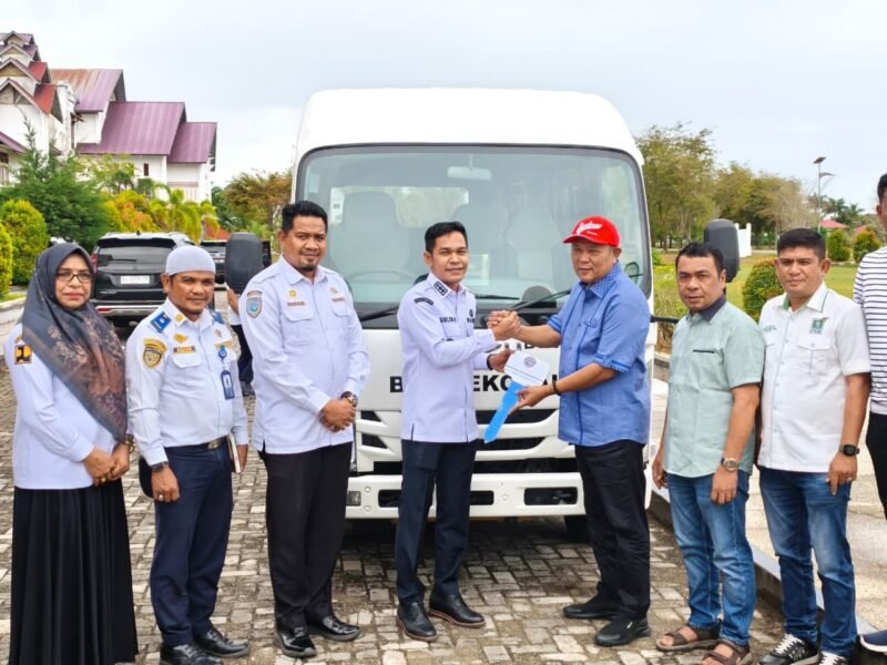 Wakil Bupati Aceh Jaya, Muslem D, SE, menerima secara simbolis bantuan satu unit bus sekolah dari Kementerian Perhubungan RI yang diserahkan melalui Anggota Komisi V DPR RI, H. Irmawan, S.Sos., M.M., di halaman Kantor Bupati Aceh Jaya, Calang, Selasa (4/2/2026). Foto: Dok. Mc Aceh Jaya