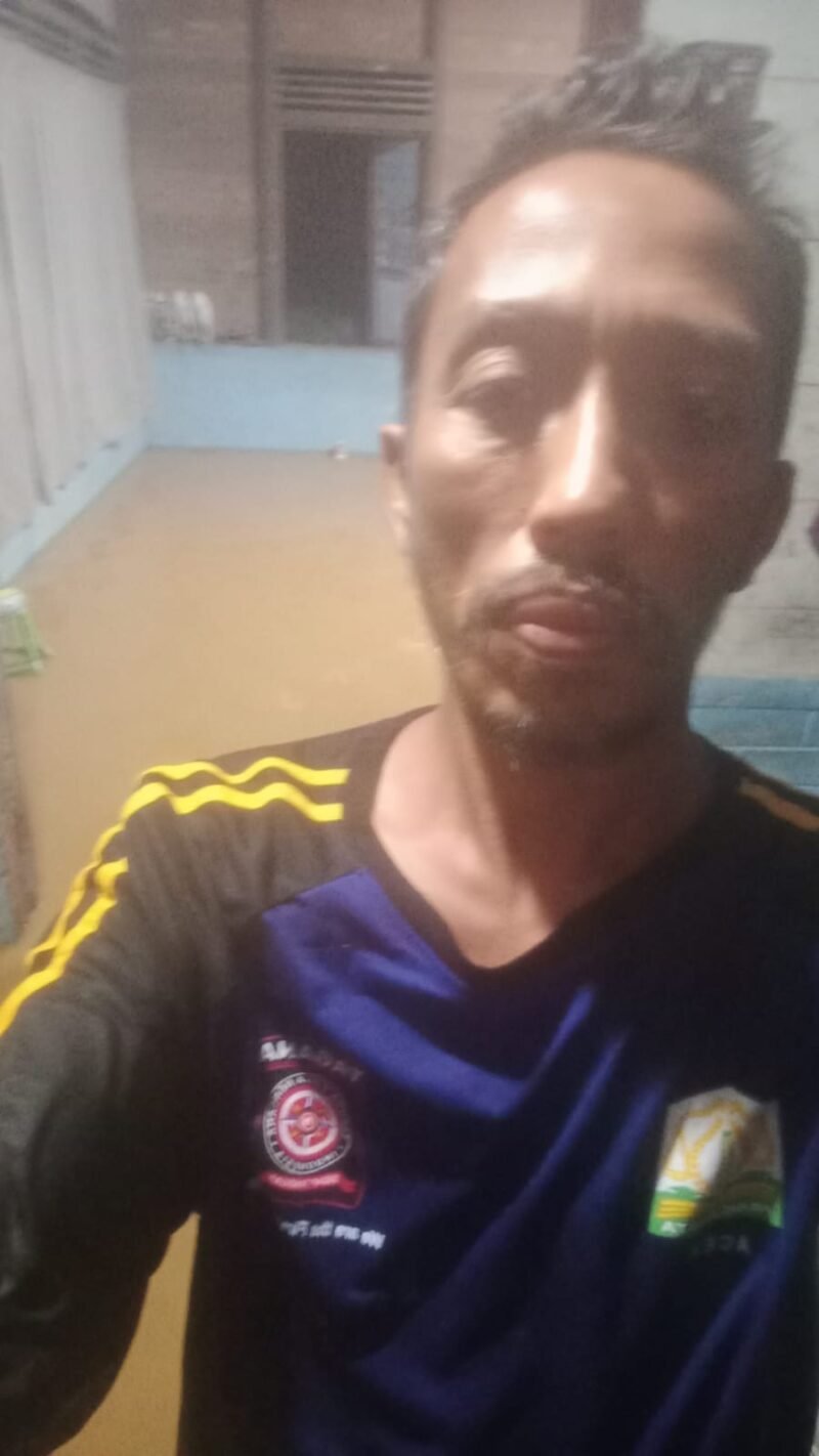 Seorang anggota Tagana berada di dalam rumah warga yang terendam banjir luapan di Kecamatan Sampoiniet, Aceh Jaya, Kamis (12/2/2026) malam. Foto: Dok. Mafri