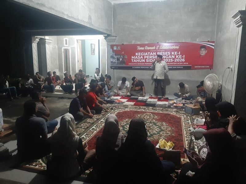 Anggota DPRK Aceh Jaya, Safriyantoni, menggelar Reses I bersama masyarakat Dapil I di Gampong Keutapang, Kecamatan Krueng Sabee, Rabu malam (25/2/2026). Foto: Dok. Sanusi/NOA.co.id