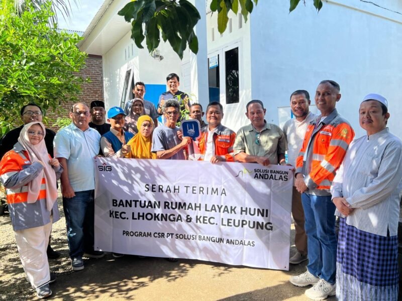 Foto 3: General Affairs & Community Relations Manager Solusi Bangun Andalas, Tafaul Rijal didampingi Camat Lhoknga dan Guechik Aneuk Paya serta perwakilan Islamic Relief menyerahkan rumah layak huni kepada Bapak Ridwan, warga Desa Aneuk Paya, Kecamatan Lhoknga, Jumat (13/2/2026). Foto: Dok. Istimewa 