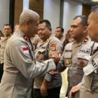 Wakapolda Aceh Brigjen Pol. Ari Wahyu Widodo, S.I.K., menyapa dan memberikan arahan kepada jajaran Kapolres saat penutupan Rapim Polda Aceh Tahun 2026 di Hotel The Pade, Aceh Besar, Rabu (25/2/2026). Foto: Dok. Istimewa