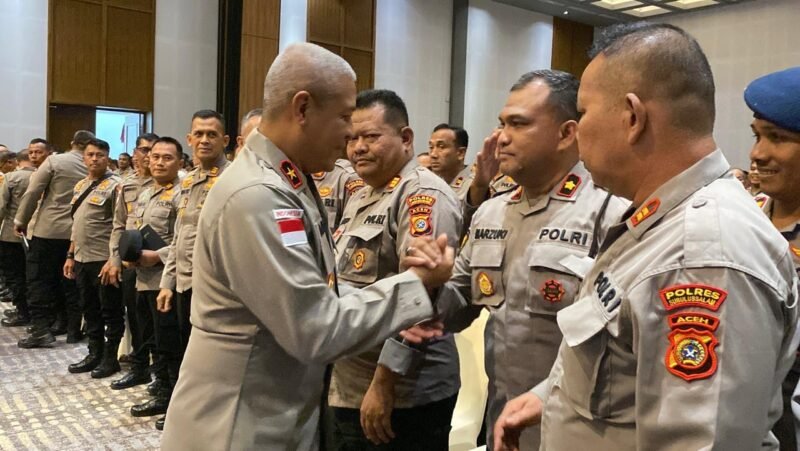 Wakapolda Aceh Brigjen Pol. Ari Wahyu Widodo, S.I.K., menyapa dan memberikan arahan kepada jajaran Kapolres saat penutupan Rapim Polda Aceh Tahun 2026 di Hotel The Pade, Aceh Besar, Rabu (25/2/2026). Foto: Dok. Istimewa 