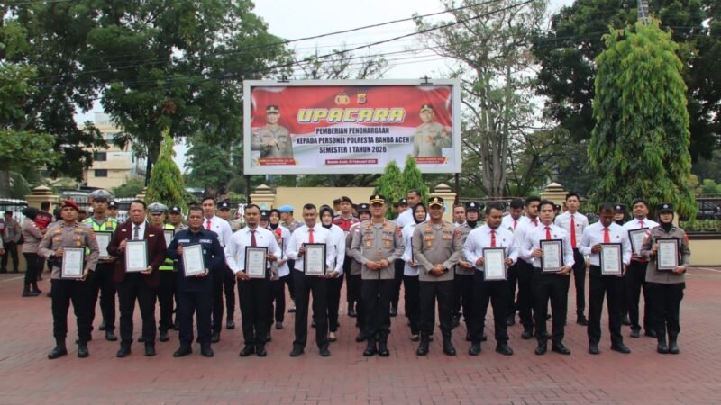 Sebanyak 50 personel Polresta Banda Aceh dan satu petugas Avsec Bandara Sultan Iskandar Muda menerima penghargaan atas keberhasilan mengungkap kasus narkoba dan penipuan emas, Senin (16/2/2026). Foto: Dok. Istimewa 