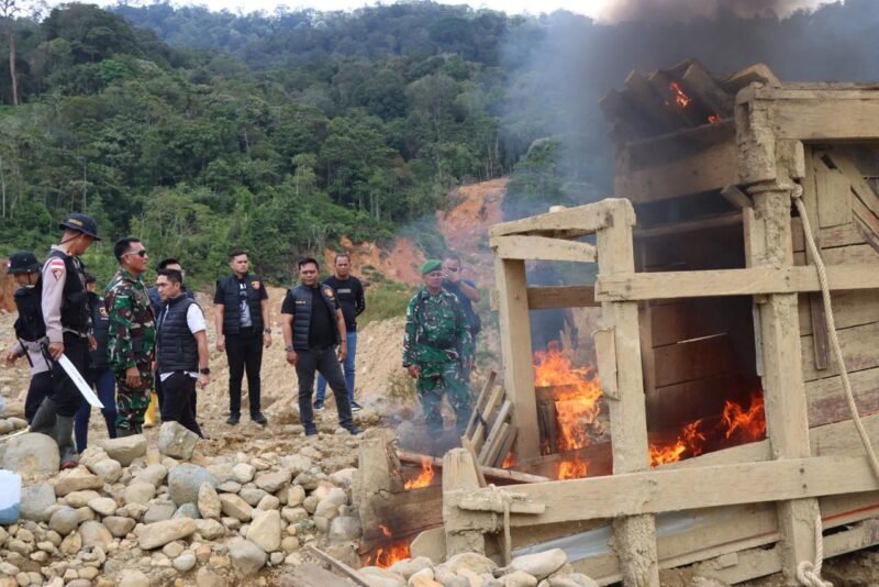 Personel gabungan memusnahkan alat ayakan milik penambang emas ilegal saat operasi penertiban PETI di Geumpang, Kabupaten Pidie, Senin (9/2/2026). Foto: Dok. Istimewa 