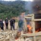 Personel gabungan memusnahkan alat ayakan milik penambang emas ilegal saat operasi penertiban PETI di Geumpang, Kabupaten Pidie, Senin (9/2/2026). Foto: Dok. Istimewa 