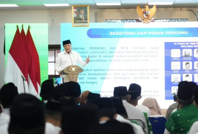Menko Polkam Jenderal TNI (Purn.) Djamari Chaniago dalam acara “Pembukaan Silaturahmi Alim Ulama dan Rapat Kerja Nasional Persatuan di Surabaya, Jawa Timur, pada Sabtu (14/2/2026). (NOA.co.id/HO- Kemenko Polkam RI).