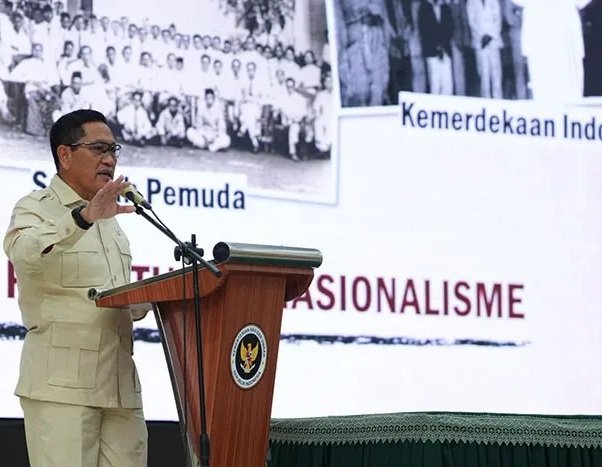 Wakil Menteri Pertahanan RI Donny Ermawan Taufanto sebagai pembicara pada kegiatan “Penguatan Kapasitas ASN Pemerintah Provinsi Sulawesi Selatan melalui Ramadan Leadership Camp di Makassar. (Foto: Dok. Biro Infohan Kemhan RI)