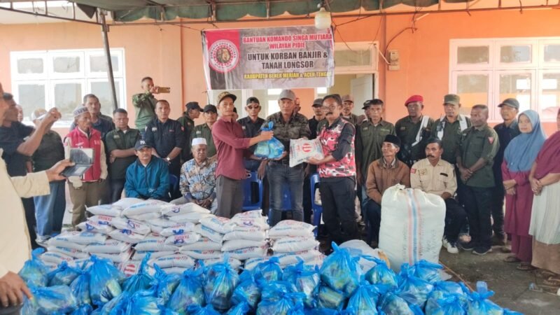 Komando Singa Mutiara menyerahkan bantuan kepada warga Lukup Sabun Barat, Aceh Tengah, Sabtu (31/1/2026) (Foto.IST).