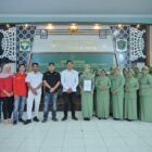 Ketua Persit Kartika Chandra Kirana Cabang XIX Kodim 0102/Pidie, Ny. Ratih Wili Sari Abdul Hadi, foto bersama usai donor darah di Makodim setempat, Selasa (3/2/2026) (Foto.IST).