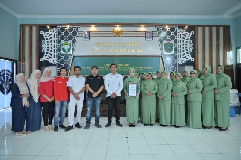 Ketua Persit Kartika Chandra Kirana Cabang XIX Kodim 0102/Pidie, Ny. Ratih Wili Sari Abdul Hadi, foto bersama usai donor darah di Makodim setempat, Selasa (3/2/2026) (Foto.IST).