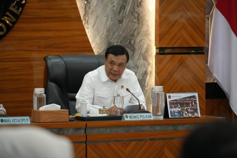 Menko Polkam saat memimpin Rapat Konsultasi antara Pimpinan dan Anggota DPD RI Sub Wilayah Barat II dan Menko Polkam di Kantor Kemenko Polkam, Jakarta, Selasa (10/2/2026). (Foto : NOA.co.id/HO-Polkam RI).