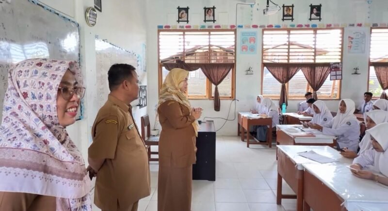 Plt. Kepala Cabang Dinas Pendidikan Aceh Wilayah Kabupaten Aceh Barat Daya, Irma Suryani didampingi Kepala SMA Negeri 1 Abdya meninjau kegiatan tryout di sekolah setempat. Foto. Dok. Teukunizar/NOA.co.id