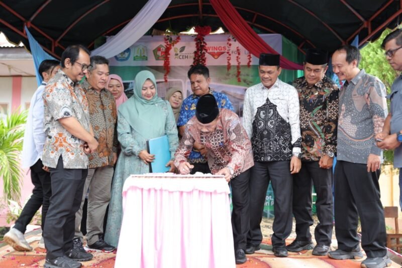 Bupati Pidie Sarjani Abdullah menandatangani perjanjian saat meresmikan sanitasi di SD Negeri 02 Garot, Kamis (12/2/2026) (Foto.IST)