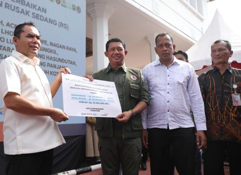 Penyerahan dana perbaikan rumah rusak dari Kepala BNPB Letjen TNI Dr. Suharyanto (Kedua Kiri) kepada Wali Kota Lhoksumawe Sayuti. A. Bakar (Pertama Kiri) diteruskan kepada warga penerima hak di halaman Kantor Wali Kota Lhoksumawe, Provinsi Aceh, Jumat (13/2/2026). (Foto : NOA.co.id/HO-BNPB).