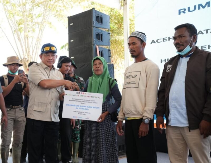 Kasatgas Percepatan Rehabilitasi dan Rekonstruksi Pascabencana Sumatera Muhammad Tito Karnavian (Kedua Kiri) saat penyerahan bantuan perbaikan rumah rusak ringan dan rusak sedang secara serentak dari Kabupaten Aceh Tamiang, Aceh, Jumat (13/2/2026). (Foto : NOA.co.id/HO-Satgas PRR).