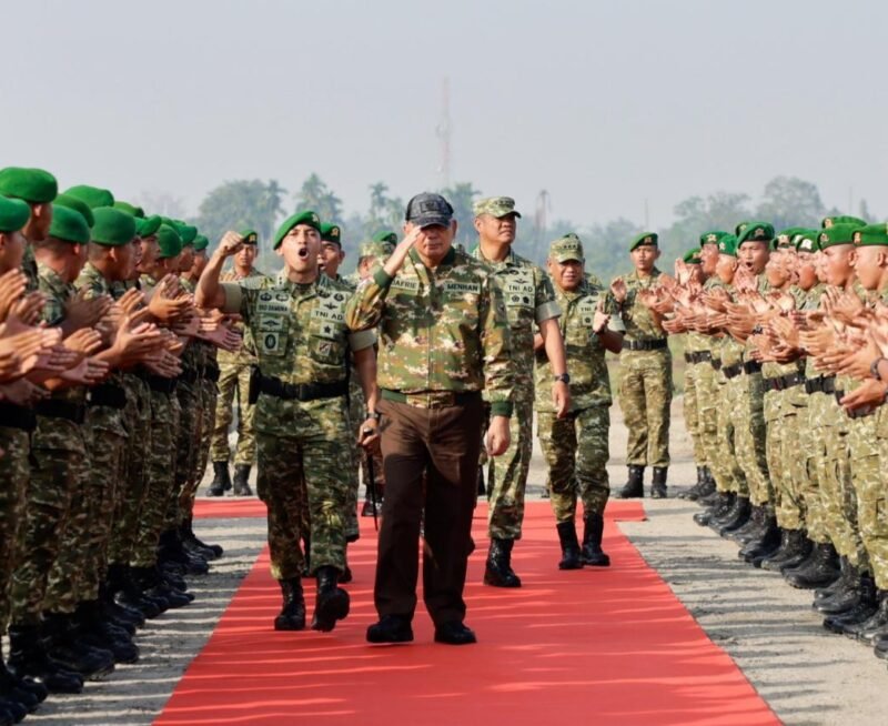 Menteri Pertahanan Republik Indonesia Sjafrie Sjamsoeddin didampingi Wakil Panglima TNI Jenderal TNI Tandyo Budi R saat kunjungi Yonif TP 852/ABY di Kecamatan Pantai Labu, Kabupaten Deli Serdang, Jumat (13/2/2026). (Foto: NOA.co.id/HO- Biro Infohan Setjen Kemhan RI/Puspen TNI).