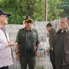 Kepala BNPB Letjen TNI Dr. Suharyanto (Tengah) saat memastikan bahan material untuk pembangunan hunian sementara (huntara) di Kampung Wonosobo, Kecamatan Wih Pesam, Kabupaten Bener Meriah, Provinsi Aceh, Jumat (13/2/2026). (Foto : NOA.co.id/HO-BNPB).