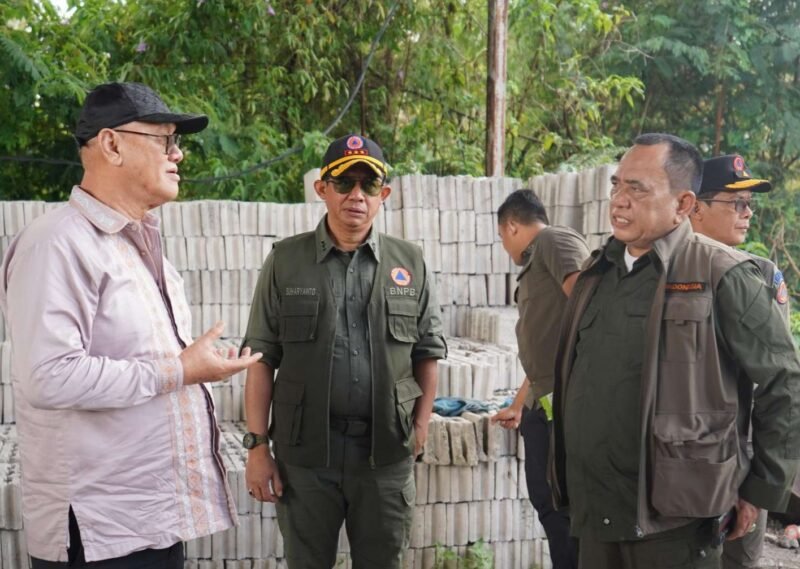 Kepala BNPB Letjen TNI Dr. Suharyanto (Tengah) saat memastikan bahan material untuk pembangunan hunian sementara (huntara) di Kampung Wonosobo, Kecamatan Wih Pesam, Kabupaten Bener Meriah, Provinsi Aceh, Jumat (13/2/2026). (Foto : NOA.co.id/HO-BNPB).