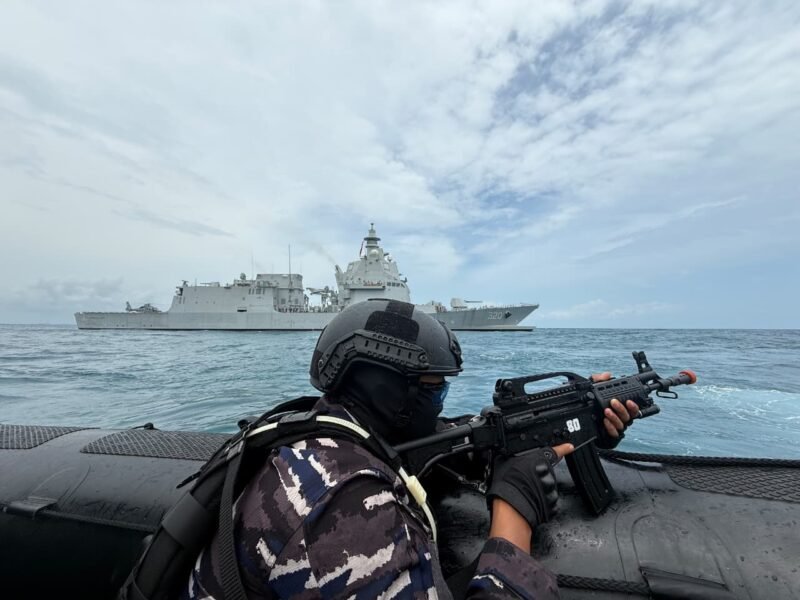 Prajurit satuan tugas pengamanan laut bersiaga di atas kapal cepat dengan latar belakang kapal perang KRI Brawijaya-320 yang tengah berpatroli di perairan Bangka Belitung, Minggu (15/2/2026). (Foto: NOA.co.id/HO- Dispenal)