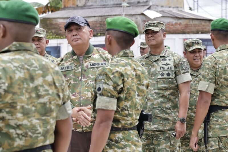 Menteri Pertahanan RI Sjafrie Sjamsoeddin (Kedua Kiri) didampingi  Wakil Panglima TNI Jenderal TNI Tandyo Budi R (Kedua Kanan) saat meninjau langsung Yonif TP 888/Satria Sejati di Kec. Pamotan, Kabupaten Rembang, Jawa Tengah, Selasa (17/2/2026). (Foto : NOA.co.id/HO-Puspen TNI).