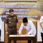 Bupati Pidie, Sarjani Abdullah, menandatangani kesepakatan Rocovery aset dan disaksikan Wabup Alzaizi serta Kajari Pidie, Suhendra,SH di pendopo Bupati, Rabu (18/2/2026) (Foto.IST).