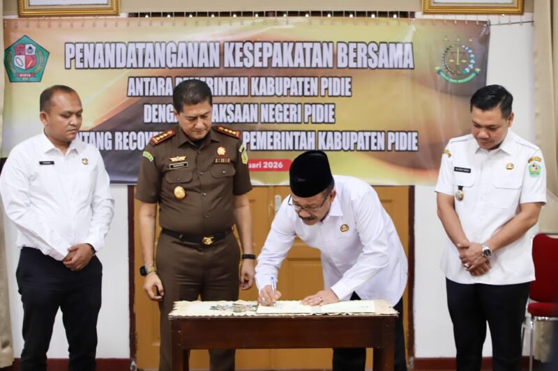 Bupati Pidie, Sarjani Abdullah, menandatangani kesepakatan Rocovery aset dan disaksikan Wabup Alzaizi serta Kajari Pidie, Suhendra,SH di pendopo Bupati, Rabu (18/2/2026) (Foto.IST).